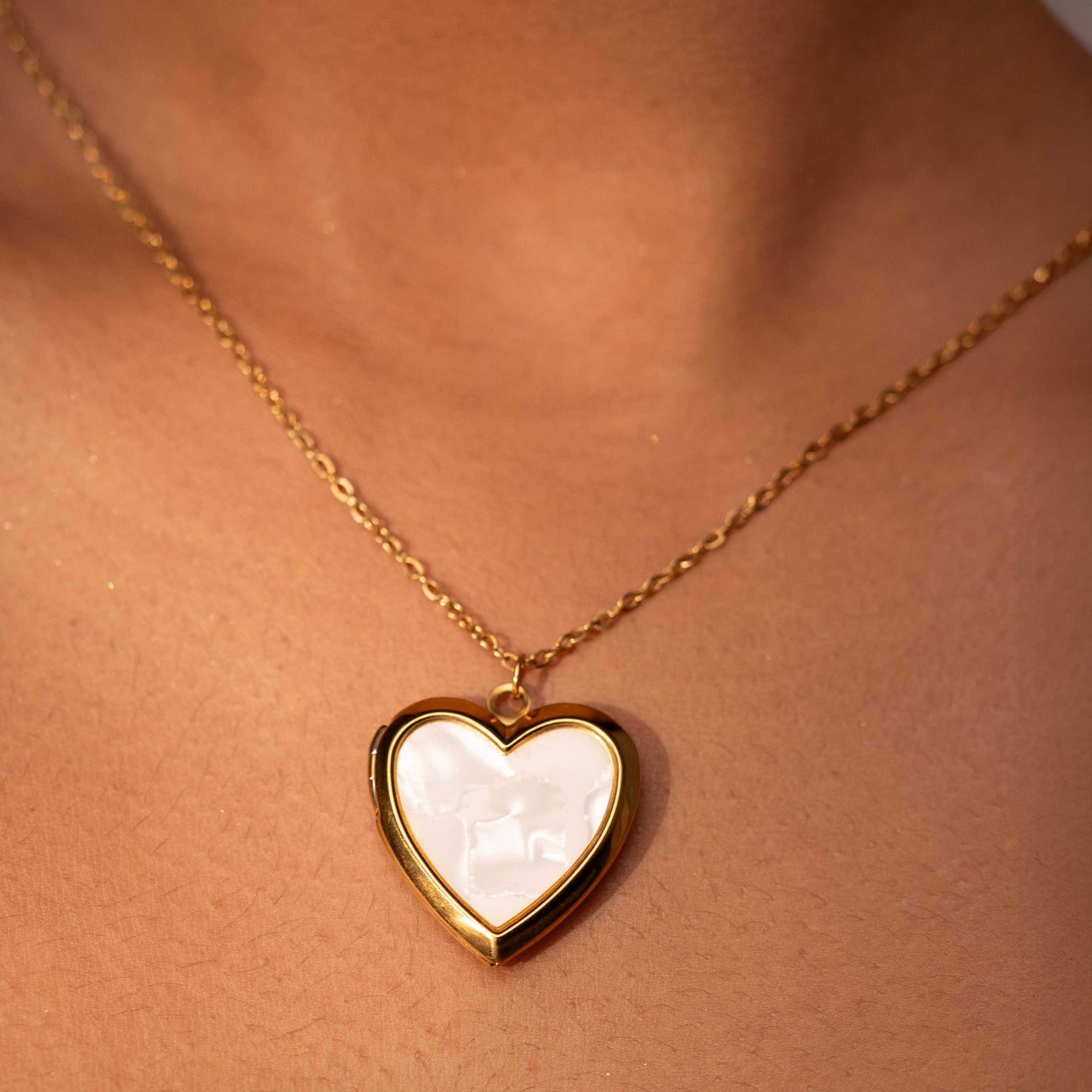 18KT GOLD PLATED WATERPROOF OPENABLE MOP HEART NECKPIECE - HAZEL