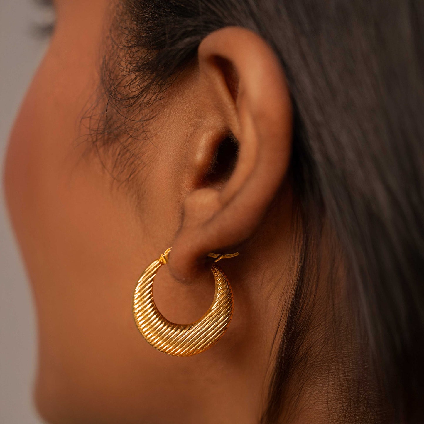 18KT GOLD PLATED MINIMAL DAILY WEAR HOOPS EARRINGS - CAROLINE