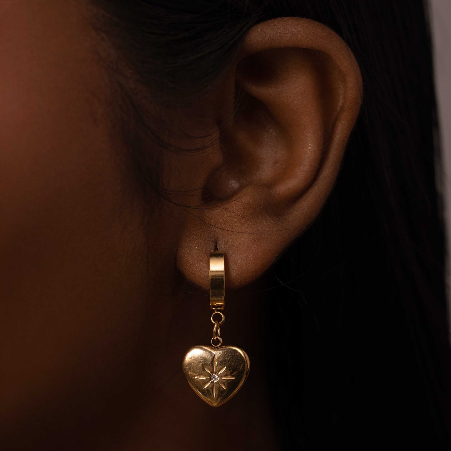 18KT GOLD PLATED MINIMAL CHARM HOOPS EARRINGS - JADE