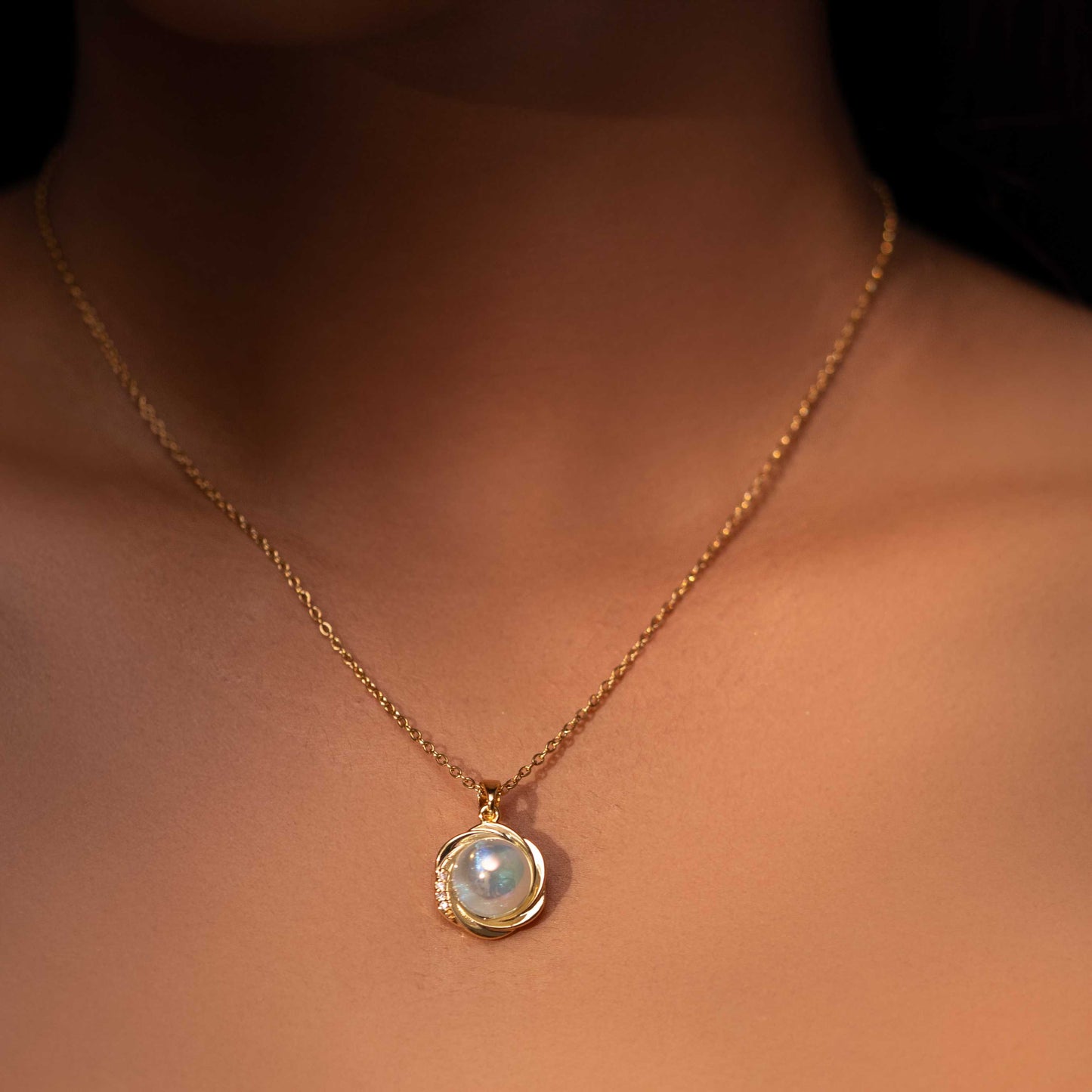 18KT GOLD PLATED BLUE PEARL PENDANT - ELLIE