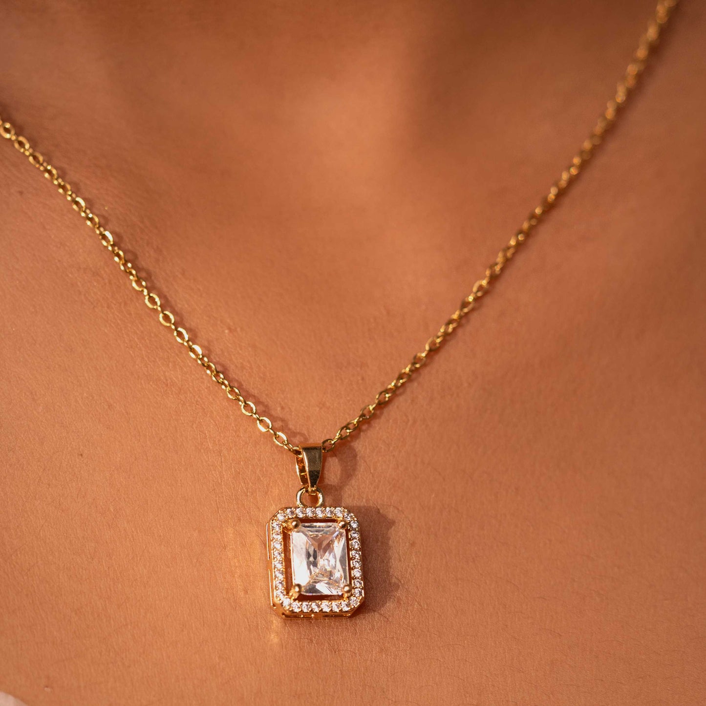 18KT GOLD PLATED MINIMAL AMERICAN DIAMOND STUDDED NECKPIECE - AURELIA