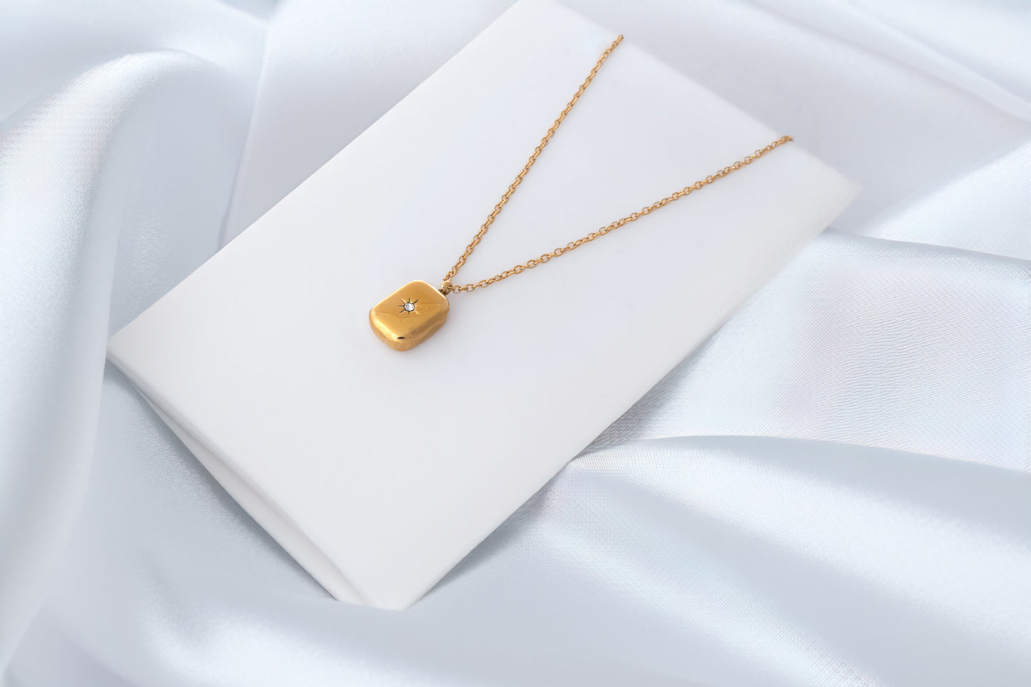 18KT GOLD PLATED WATERPROOF GOLD BAR WITH MOISSANITE - GIA