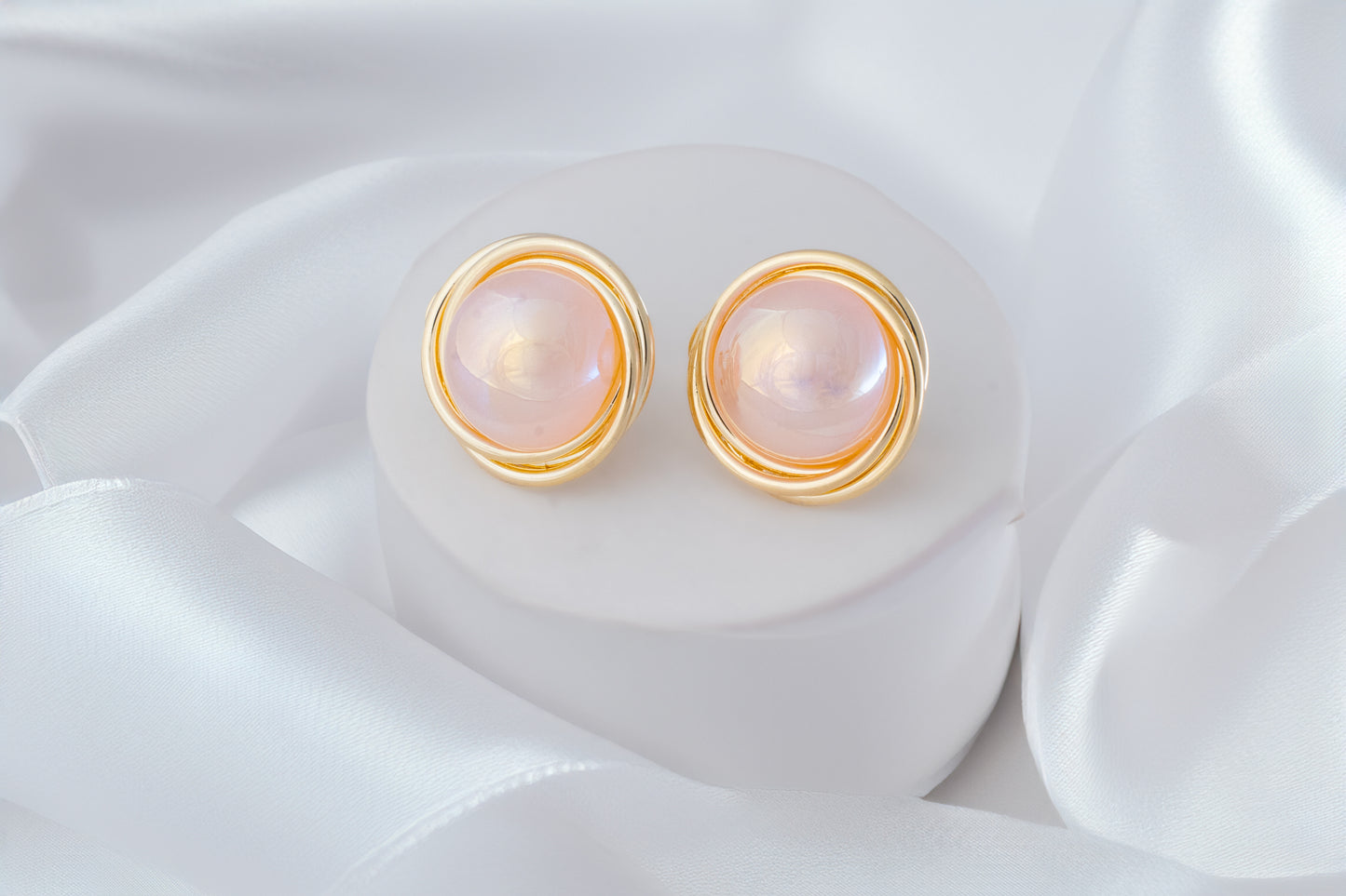 WHIRL PEARL STUDS
