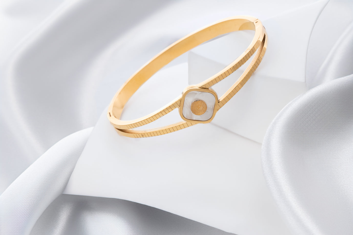 CLASSY MOP GOLD CUFF