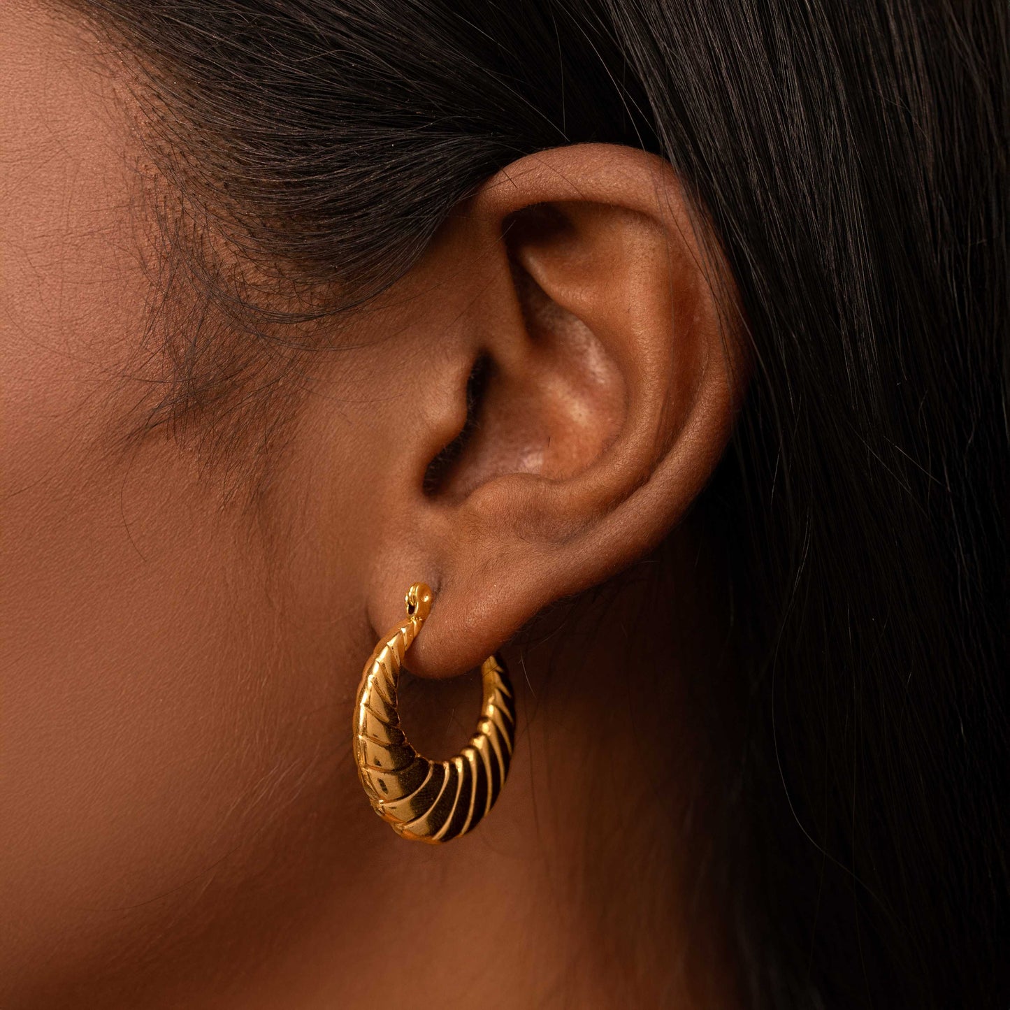18KT GOLD PLATED MINIMAL OFFICE WEAR HOOPS EARRINGS - CORAL