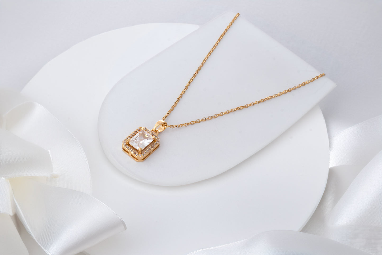 GOLD SOLITAIRE PENDANT