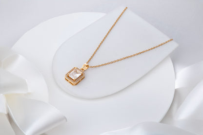 GOLD SOLITAIRE PENDANT