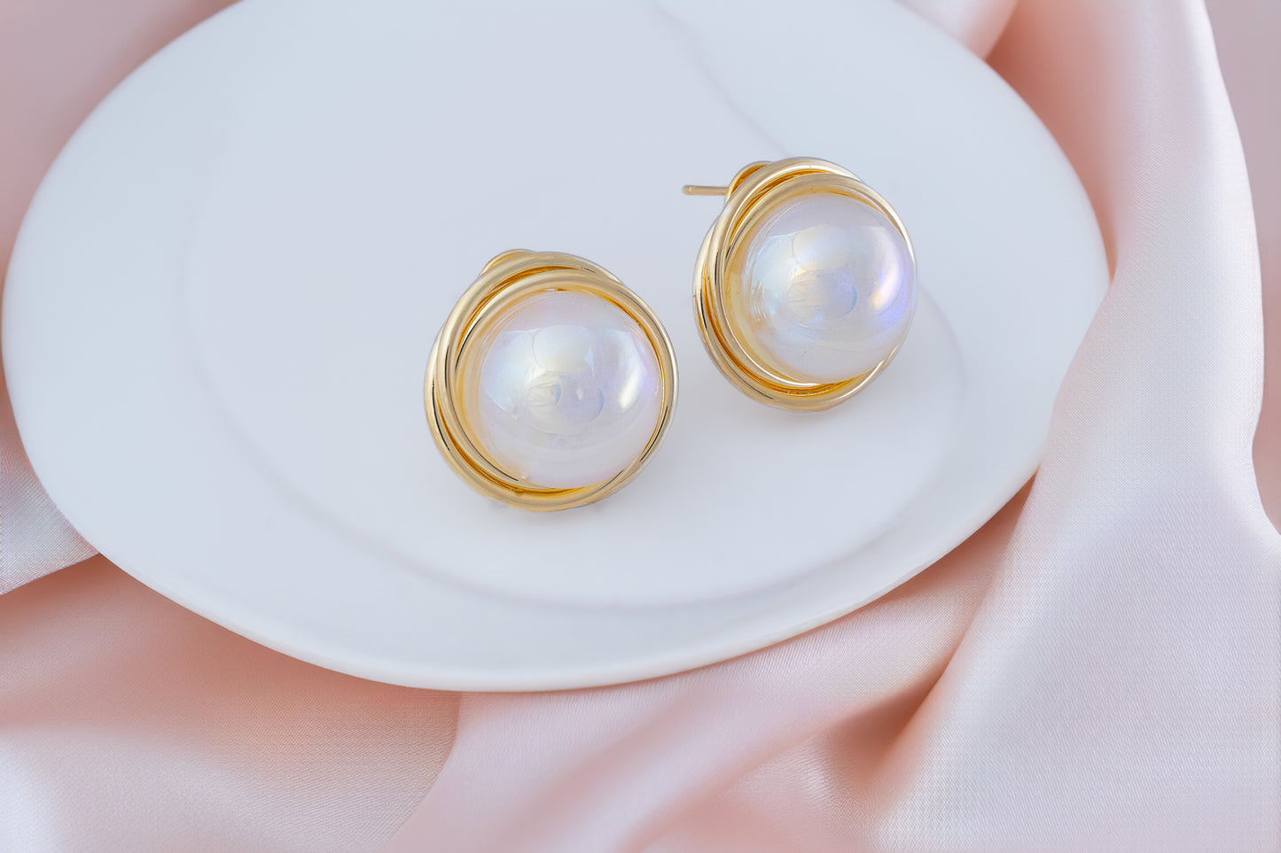 WHIRL PEARL STUDS